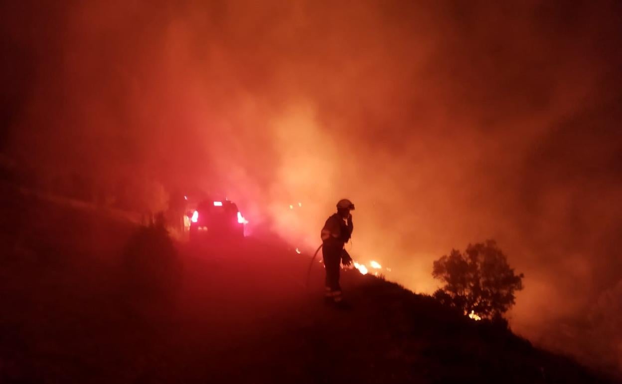 Un bombero hace frente a las llamas en el incendio de Bejís el pasado mes de agosto. 