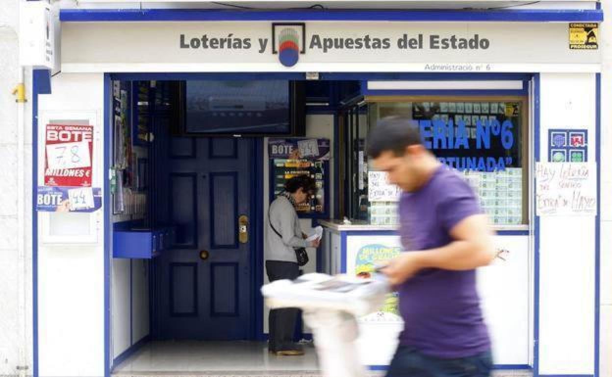 Una jugadora realiza su apuesta en una administración de lotería. 