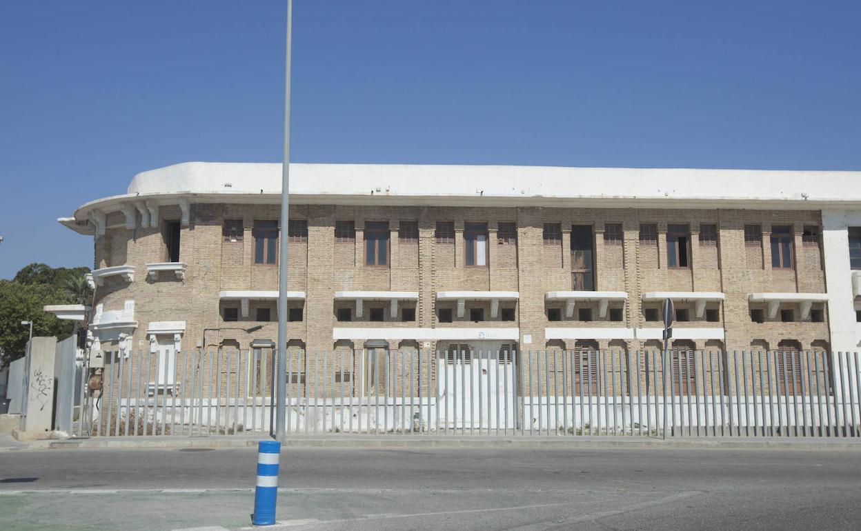 Fachada de los Docks, en la Marina. 