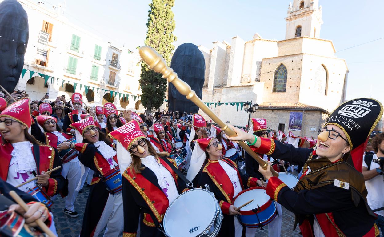 Una banda del Tio de la Porra este viernes en Gandia. 