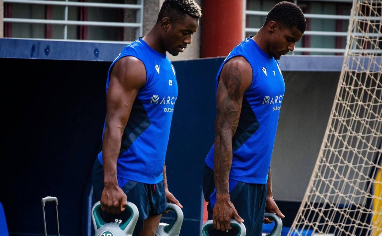 Wesley Morales y Mohamed Bouldini, los dos delanteros fichados en verano, durante un entrenamiento.