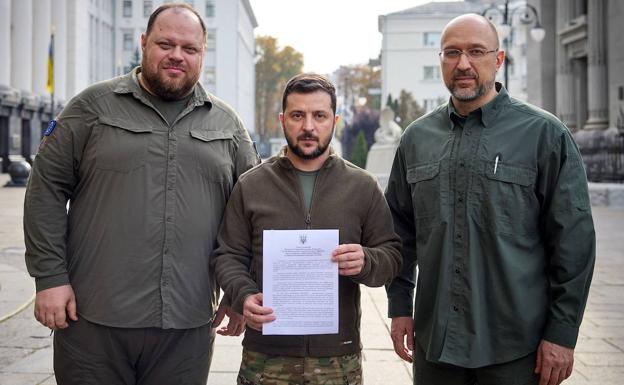 Zelenski muestra la petición formal del ingreso acelerado a la OTAN. 