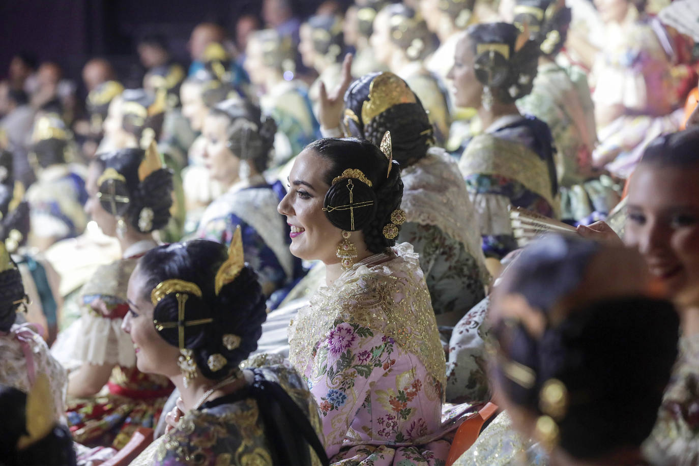 Las 146 falleras desfilan en un acto marcado por la música y la despedida de Carmen Martín y Nerea López.