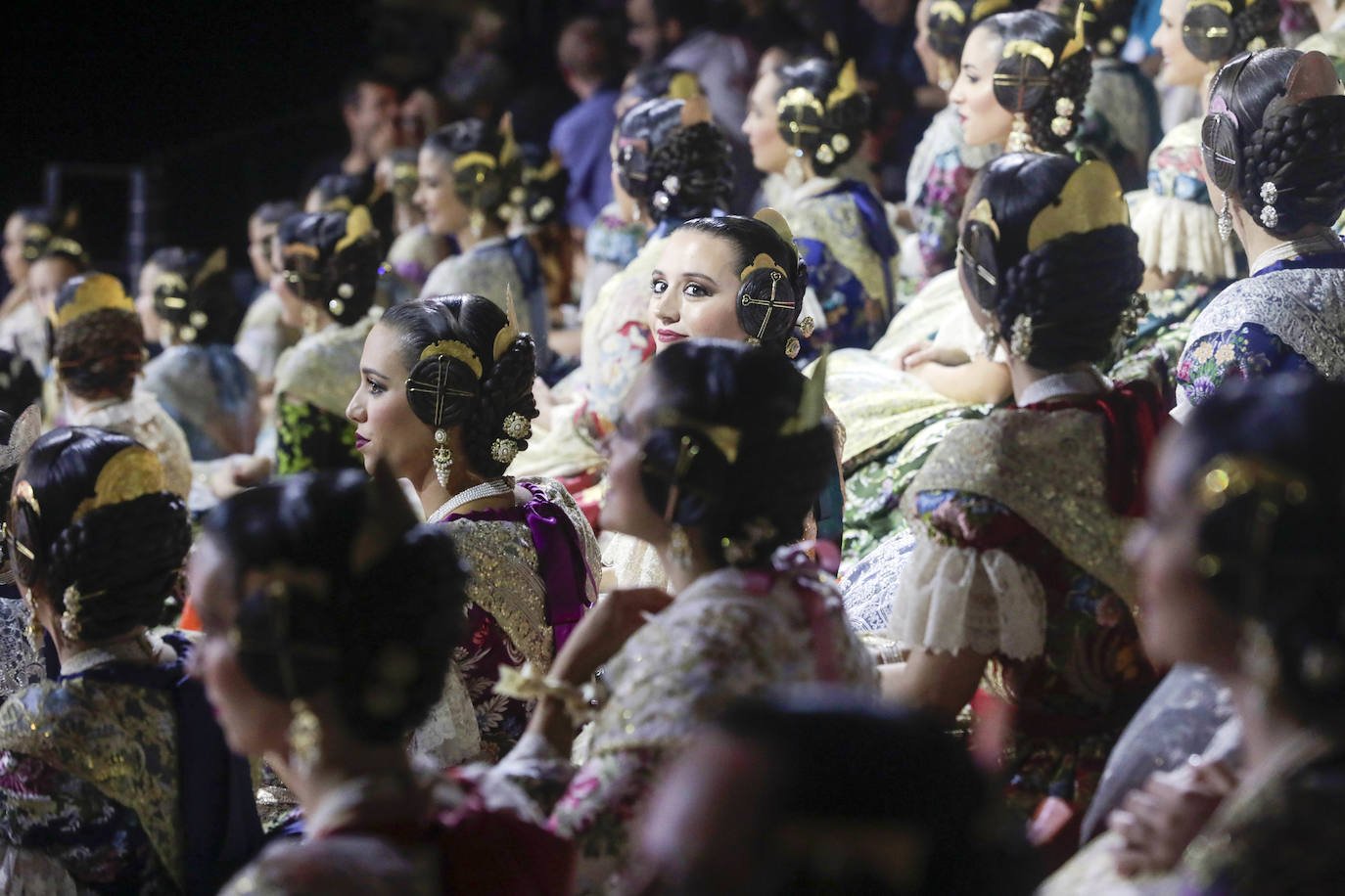 Las 146 falleras desfilan en un acto marcado por la música y la despedida de Carmen Martín y Nerea López.