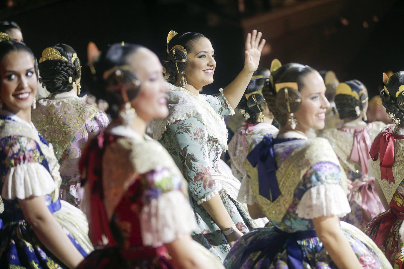 Las 146 falleras desfilan en un acto marcado por la música y la despedida de Carmen Martín y Nerea López.