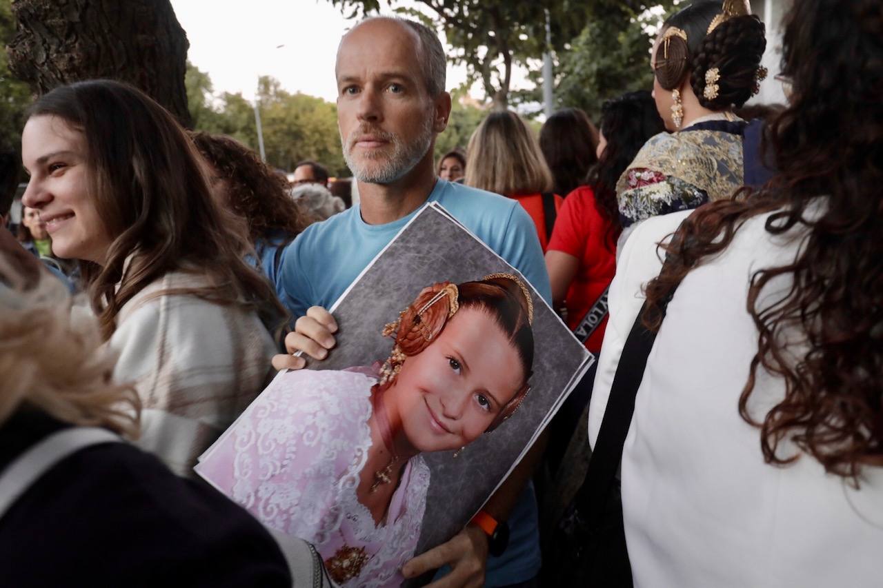 Las 146 falleras desfilan en un acto marcado por la música y la despedida de Carmen Martín y Nerea López.