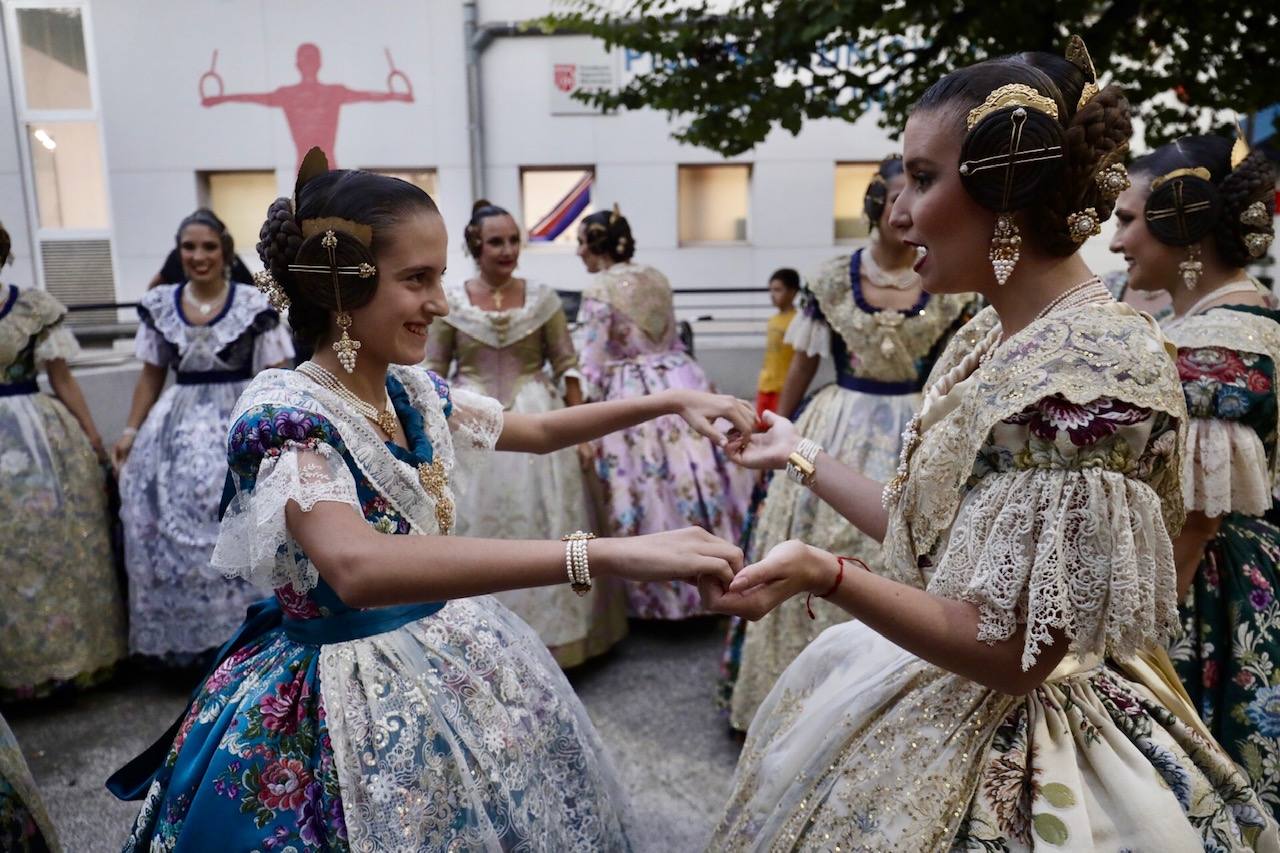 Las 146 falleras desfilan en un acto marcado por la música y la despedida de Carmen Martín y Nerea López.