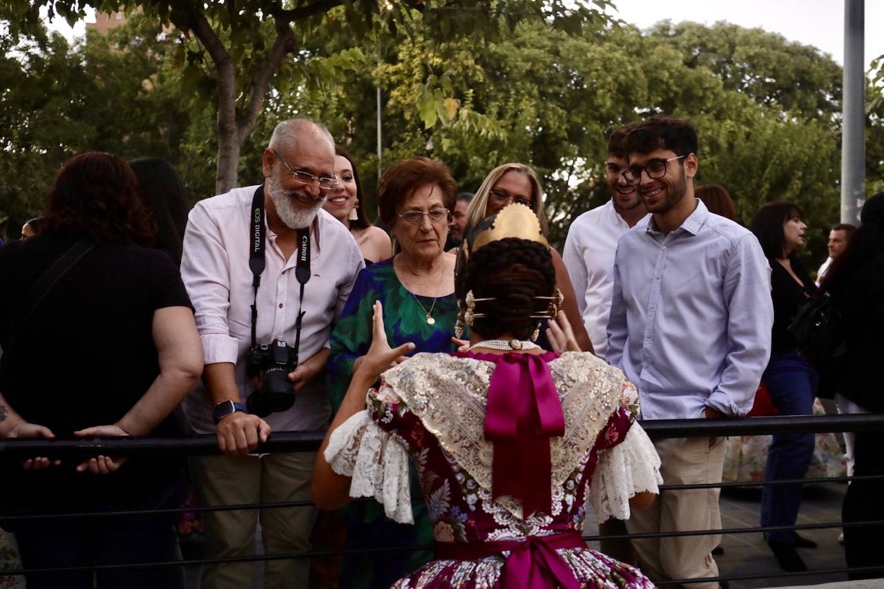 Las 146 falleras desfilan en un acto marcado por la música y la despedida de Carmen Martín y Nerea López.