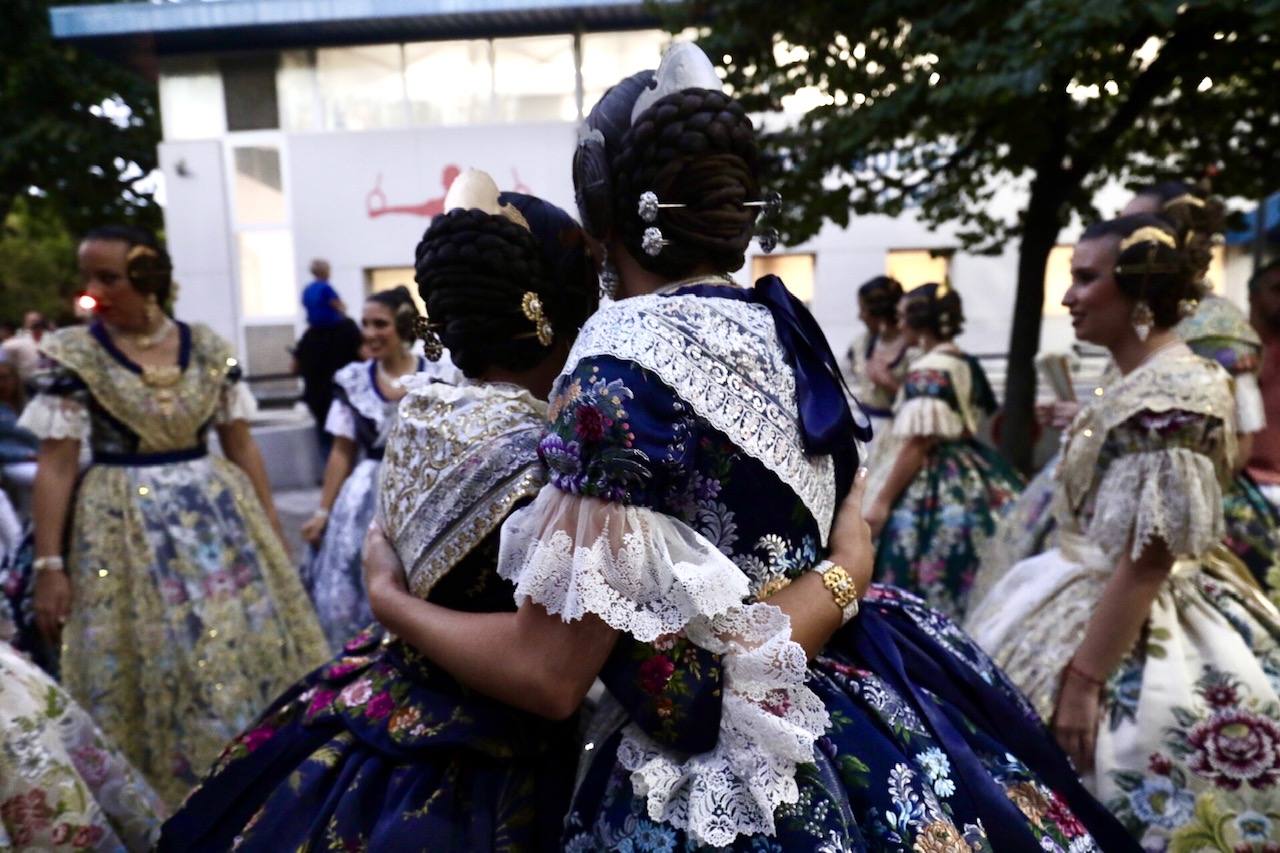 Las 146 falleras desfilan en un acto marcado por la música y la despedida de Carmen Martín y Nerea López.