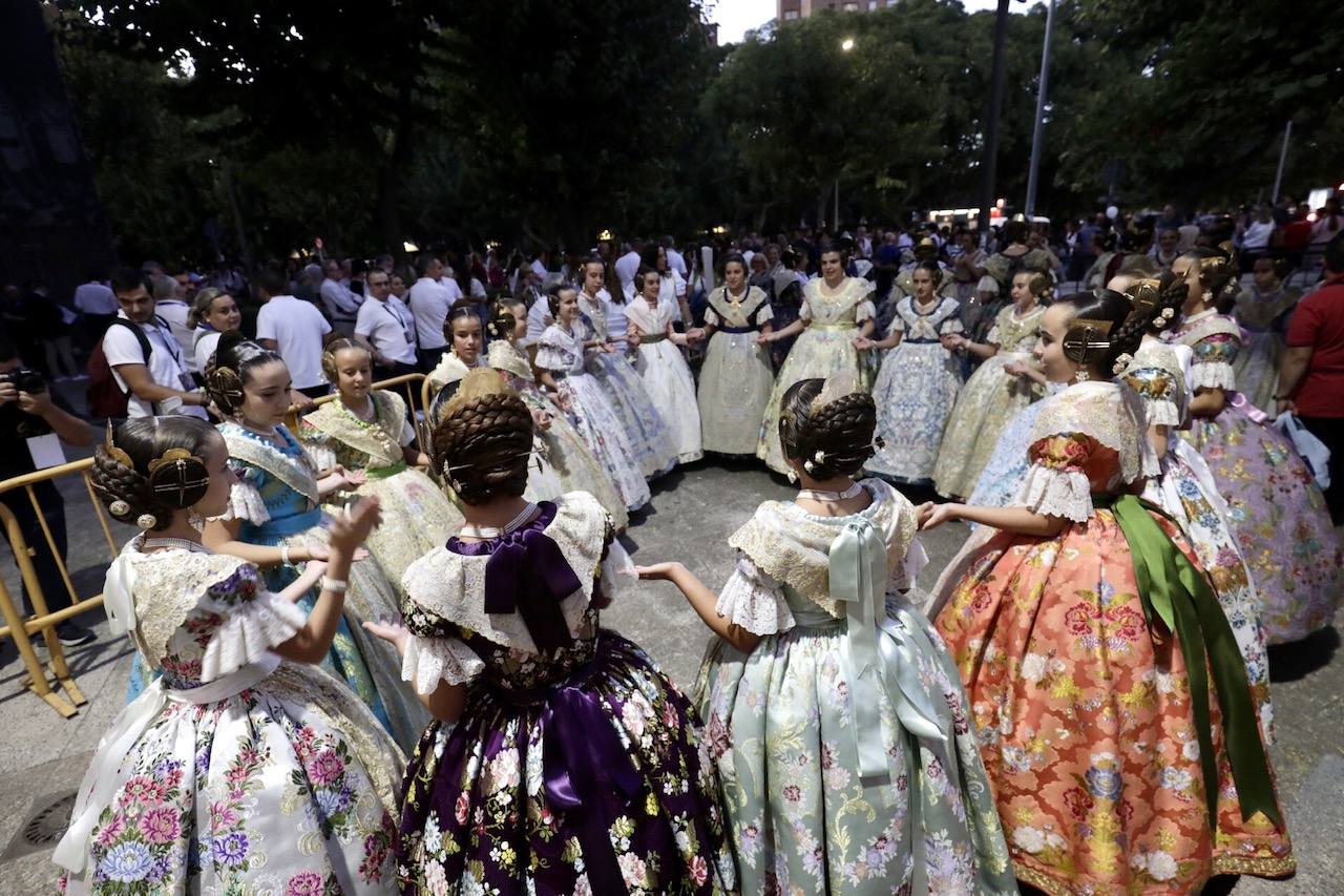 Las 146 falleras desfilan en un acto marcado por la música y la despedida de Carmen Martín y Nerea López.