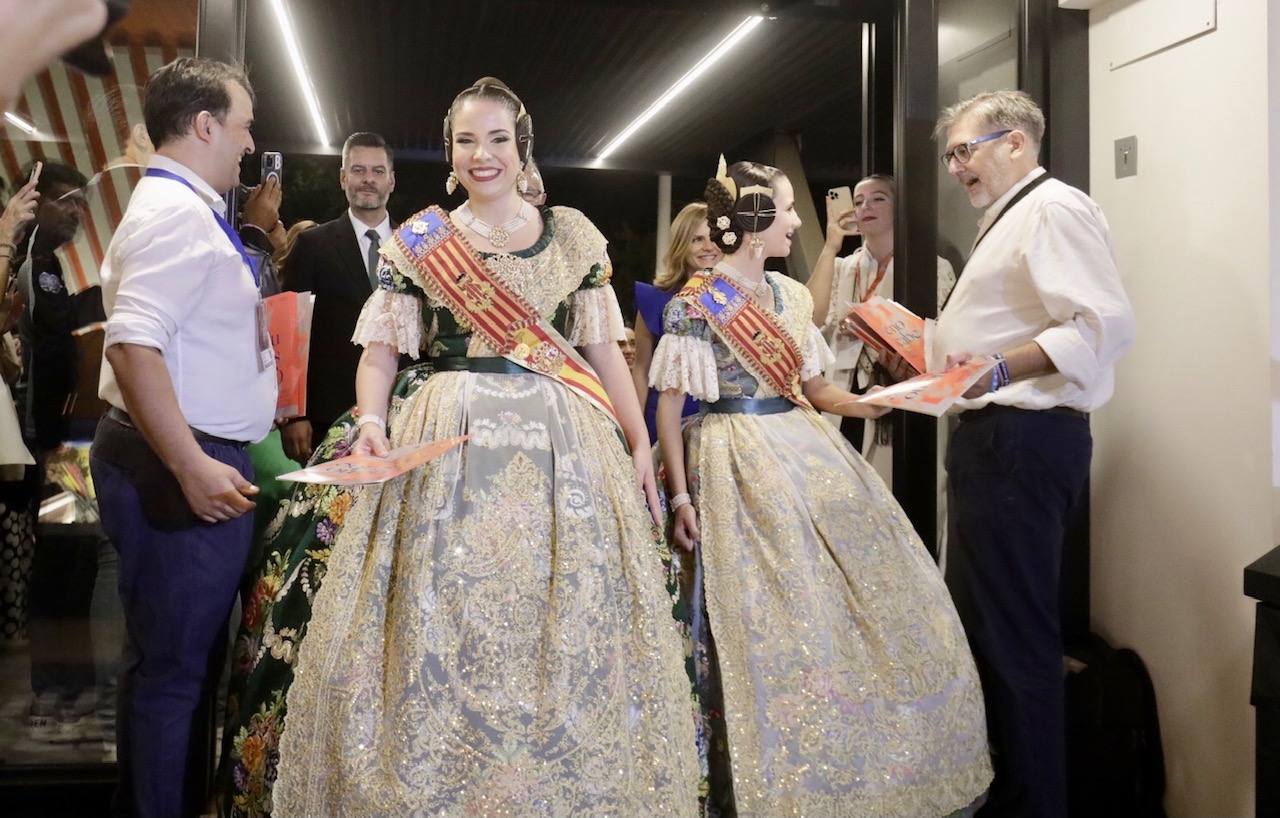 Las 146 falleras desfilan en un acto marcado por la música y la despedida de Carmen Martín y Nerea López.