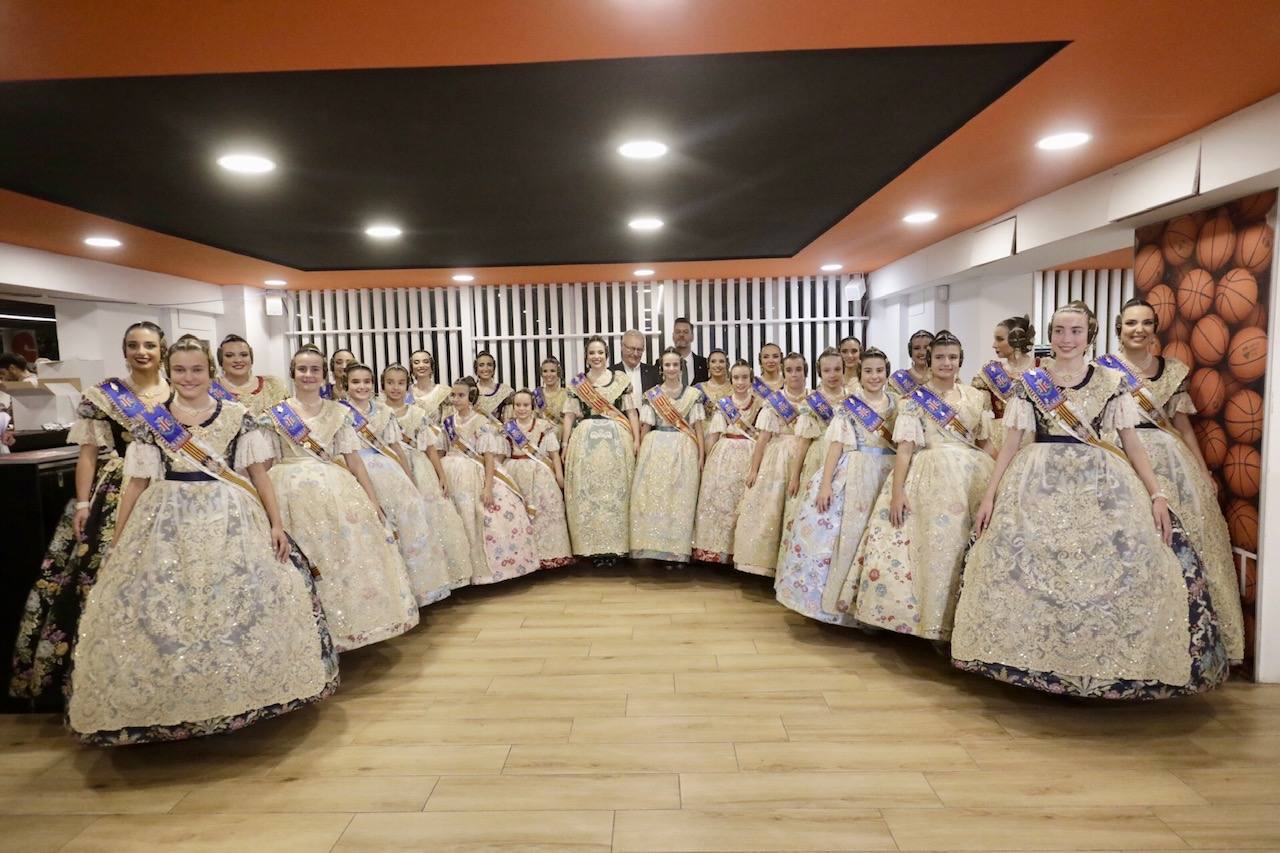 Las 146 falleras desfilan en un acto marcado por la música y la despedida de Carmen Martín y Nerea López.