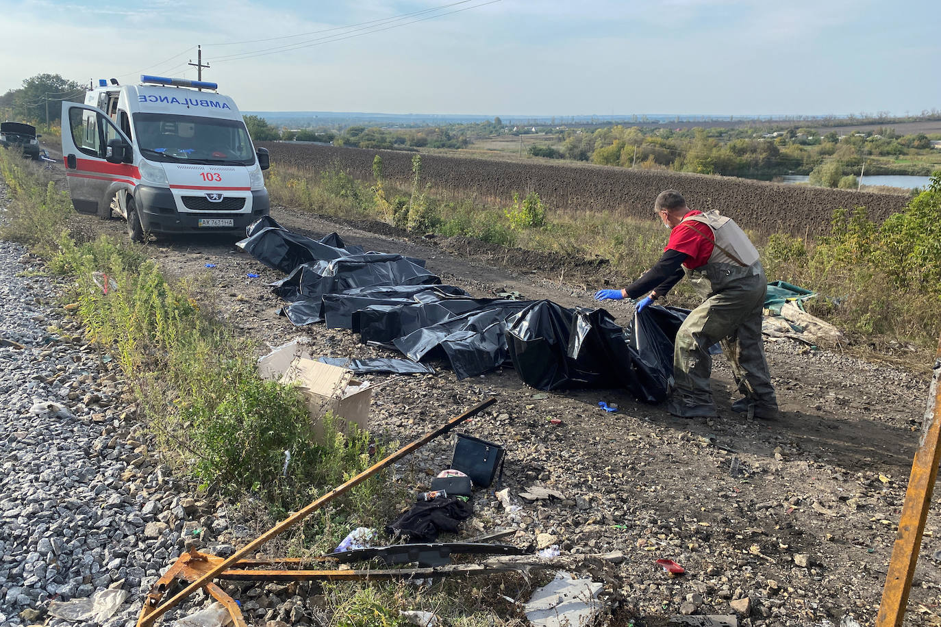 Fotos: Ucrania denuncia al menos 20 muertos en un nuevo ataque a un convoy humanitario en Kupiansk