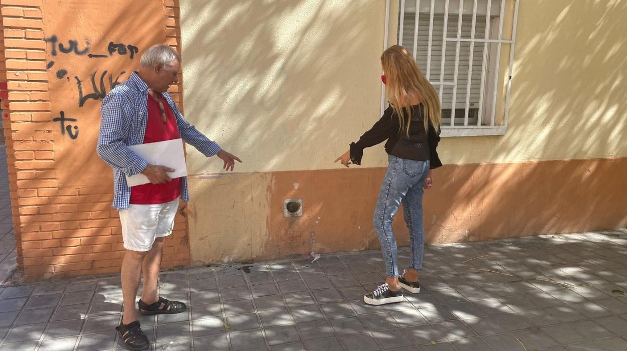 Joaquín y Pilar señalan una madriguera en los bajos de un edificio del barrio. lp