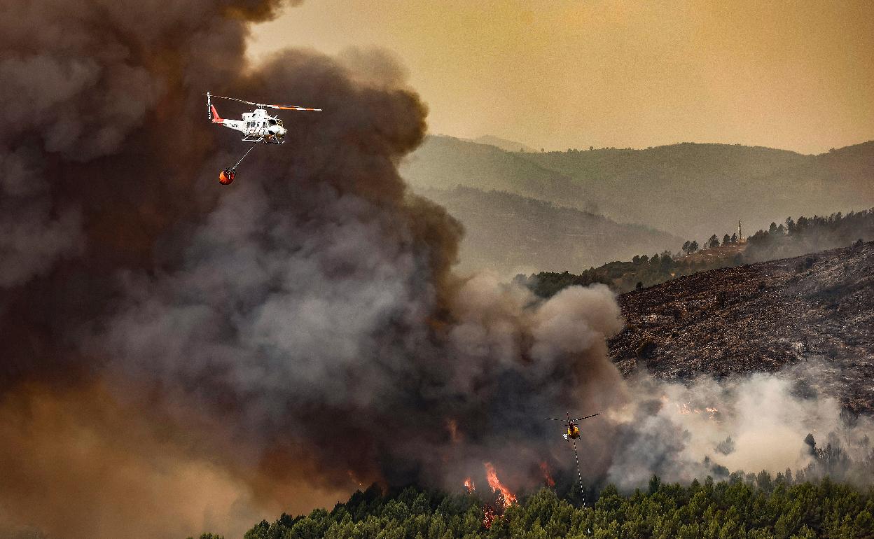 Un helicóptero combate el incendio forestal de Bejís. 