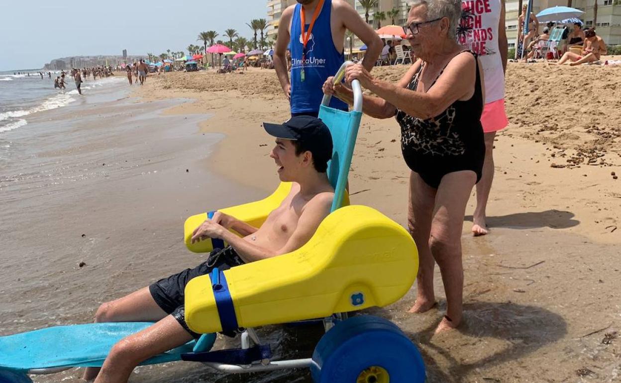 Un bañista disfruta del servicio en la playa de Urbanova este verano. 