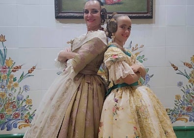 Imagen secundaria 1 - La niña María Elena Blanquer, y su fallera mayor, Eva Martí, en la falla Ribera-Convento Santa Clara. 