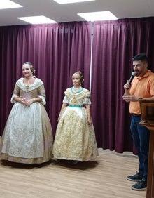 Imagen secundaria 2 - La niña María Elena Blanquer, y su fallera mayor, Eva Martí, en la falla Ribera-Convento Santa Clara. 