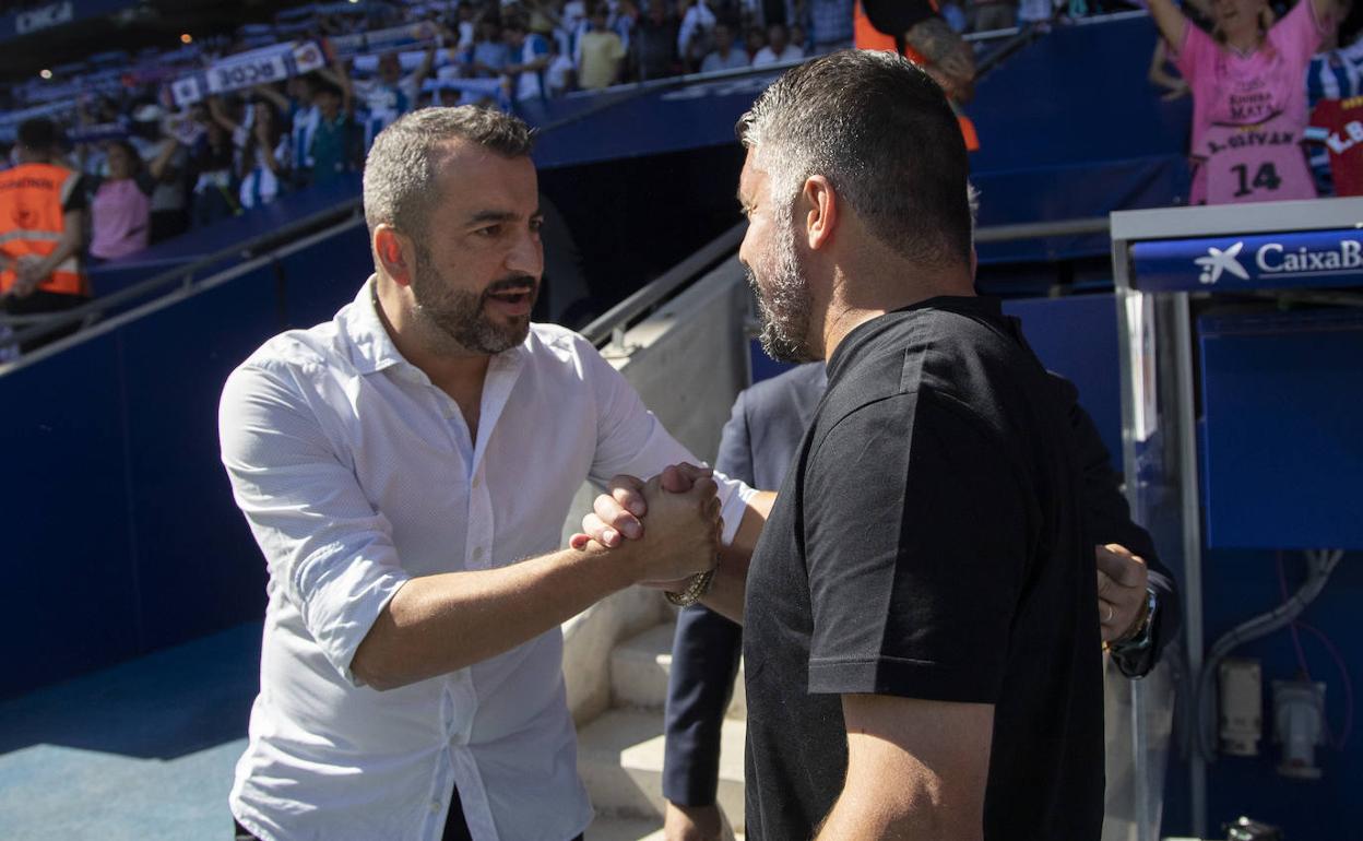 Diego Martínez (i) saluda a Gennaro Gattuso antes del partido en Cornellà. 