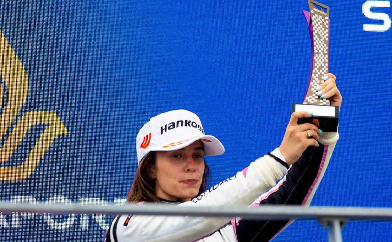 Marta García en el podio de Singapur. 