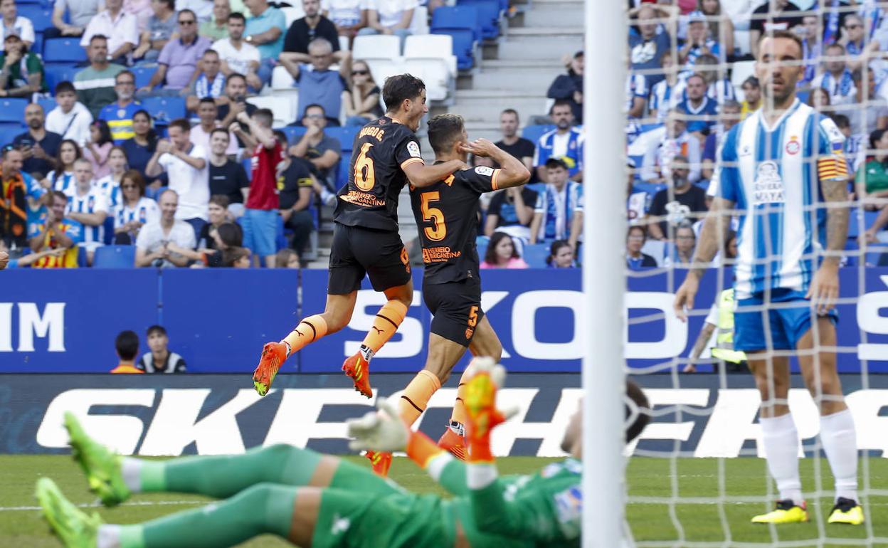 Gabriel Paulista celebra el primer gol del Valencia ante el Espanyol. 