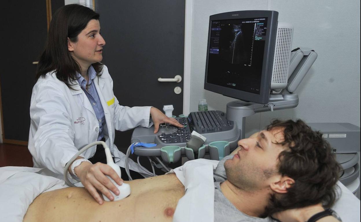 Imagen de archivo de una prueba cardíaca realizada en un hospital.