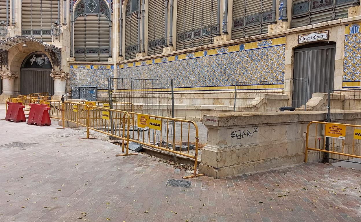 Obras de rehabilitación del acceso al Mercado Central junto a la calle Palafox.