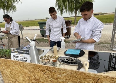 Imagen secundaria 1 - Los cocineros elaborando sus propuestas. 