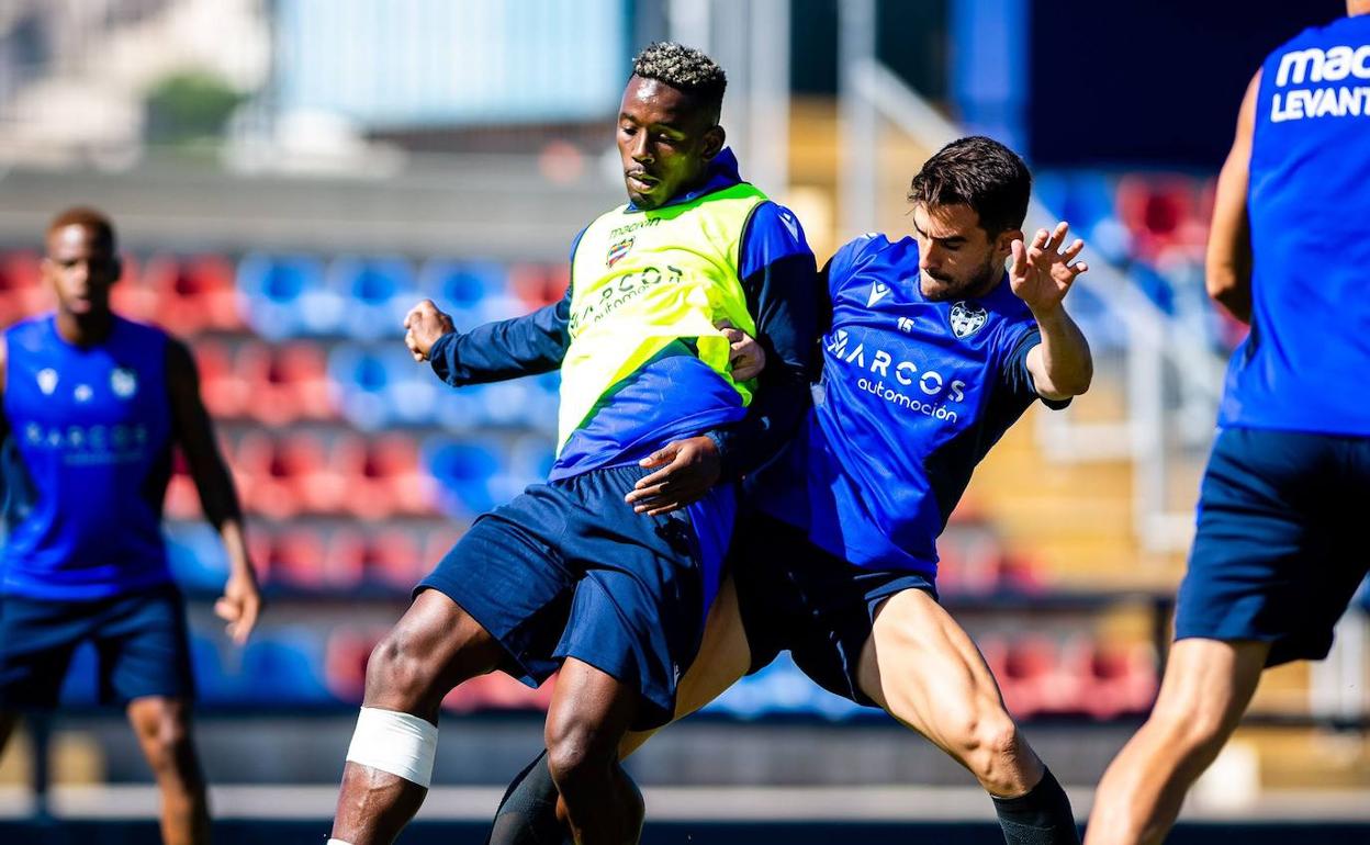 Mohamed Bouldini y Sergio Postigo, durante un entrenamiento en Buñol. 