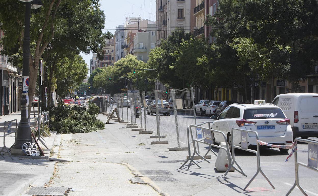 Construcción del carril ciclista que irá desde la avenida del Cid hasta la plaza España. 