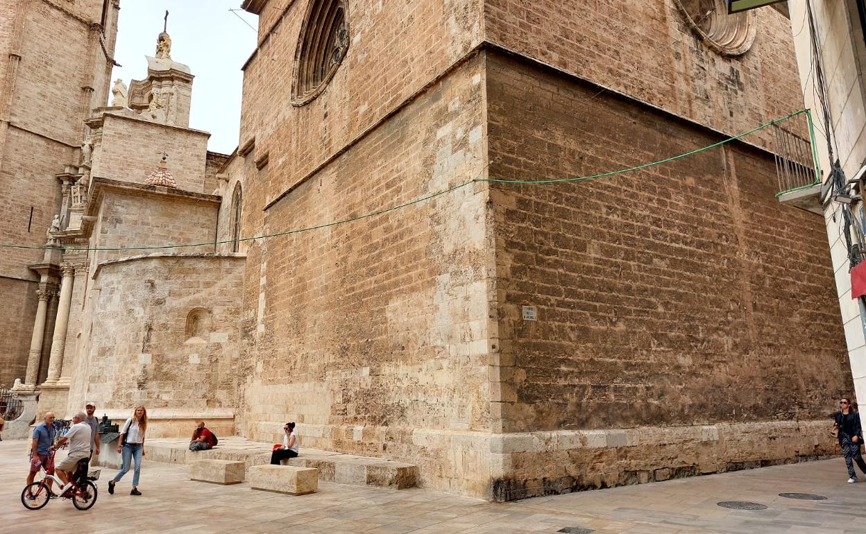 Uno de los cables de luz, pegado a la fachada de la Catedral, este fin de semana. 