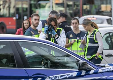 Imagen secundaria 1 - Agentes de Policía Nacional obtienen pruebas y huellas en las inmediaciones de la discoteca 'Caña Brava'.