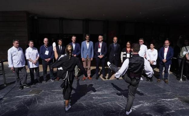 Autoridades, organizadores y patrocinadores posan durante el aurresku oficial de la inauguración de San Sebastian Gastronomika.