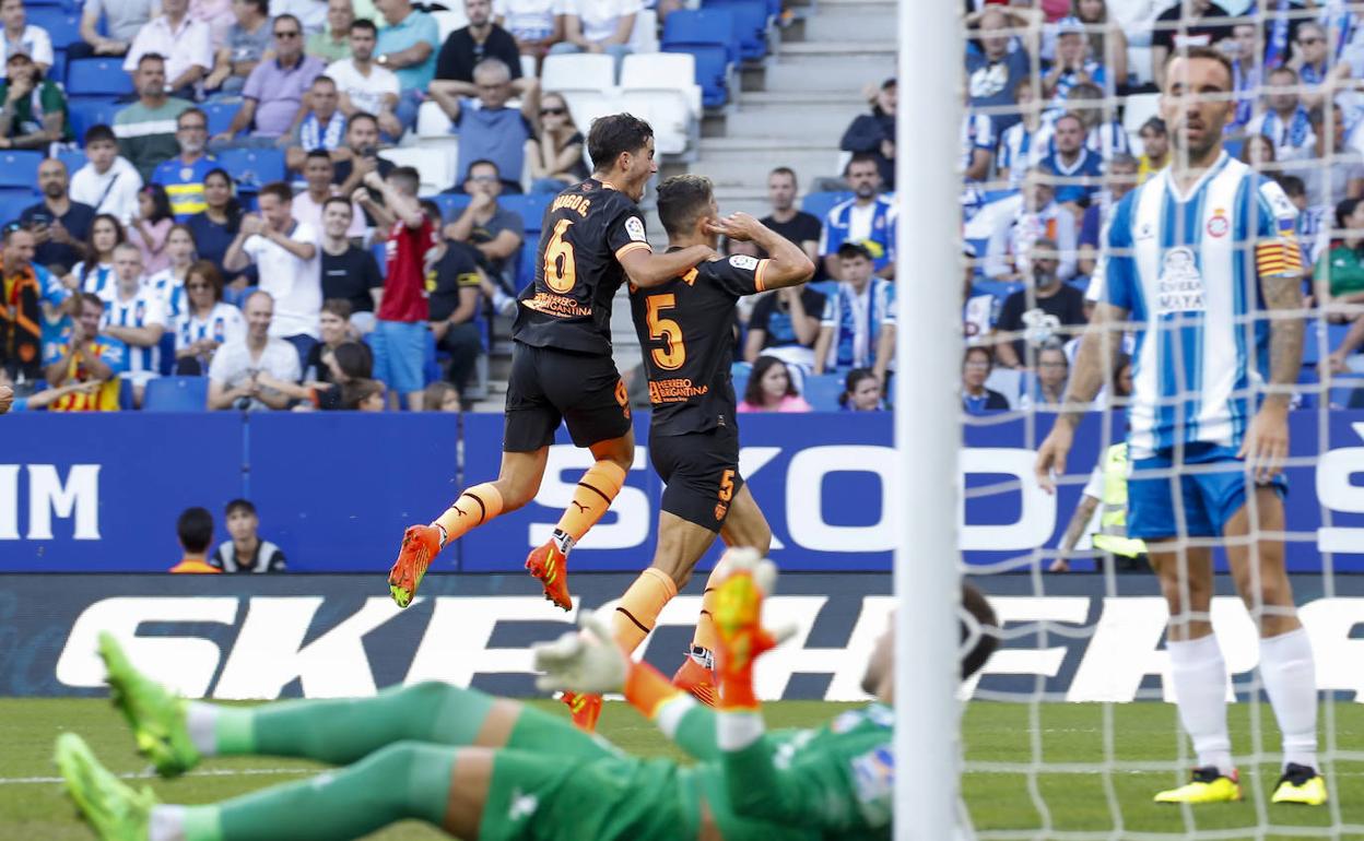 Paulista se tapa los oídos para celebrar su gol. 