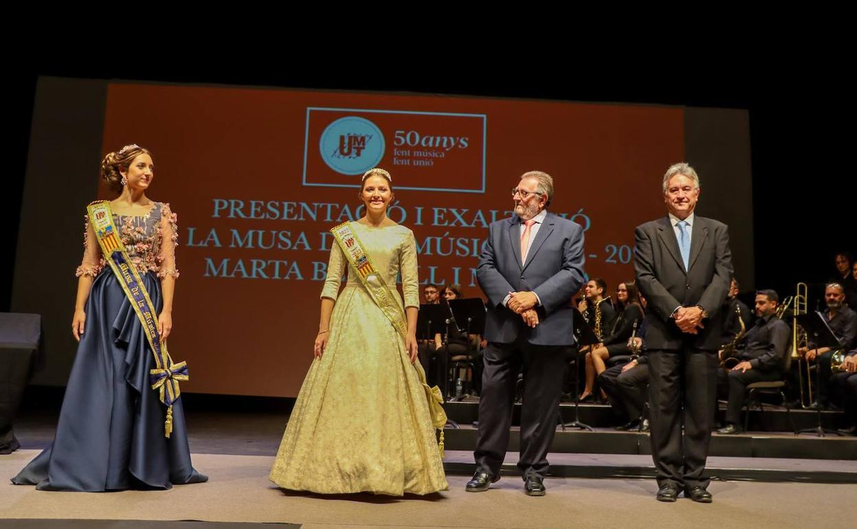 La joven Marta Bermell, con el alcalde y el presidente de la entidad. 