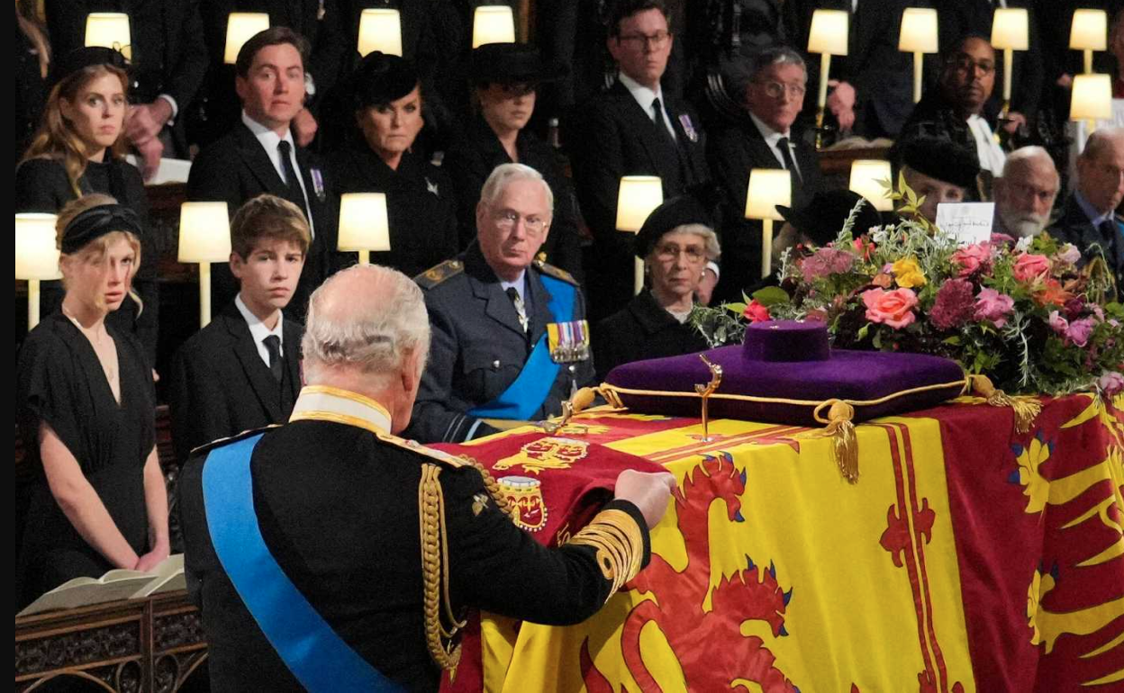 Hallan muerto a uno de los soldados que custodió el féretro de la reina Isabel II