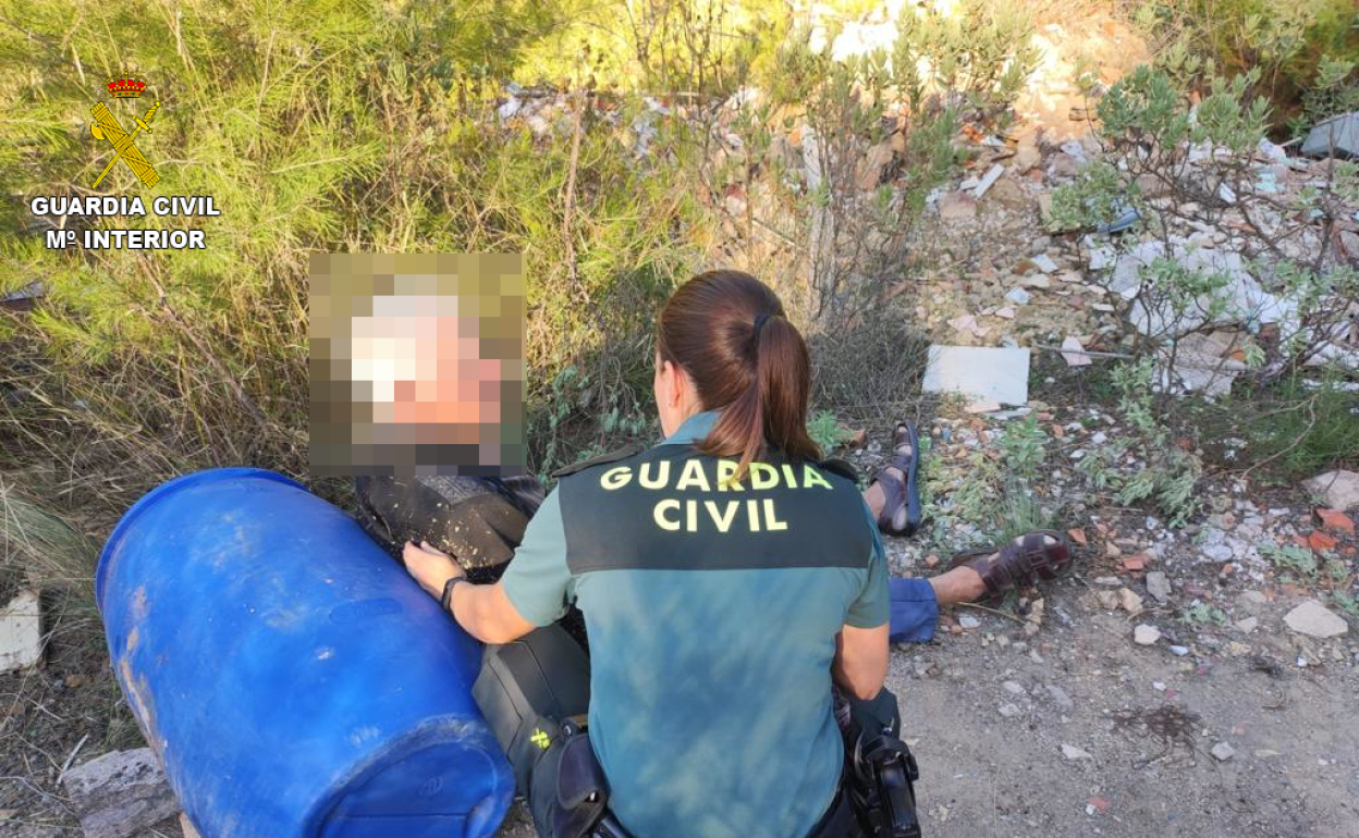 Momento en que el hombre es hallado por los agentes de la Guardia Civil. 