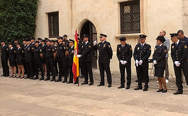 Imagen principal - El comisario de Gandia destaca el papel de la mujer en el cuerpo y la lucha contra delitos económicos y la ciberdelincuencia