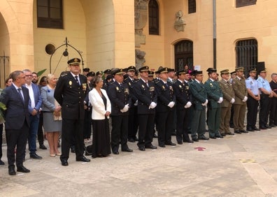 Imagen secundaria 1 - El comisario de Gandia destaca el papel de la mujer en el cuerpo y la lucha contra delitos económicos y la ciberdelincuencia