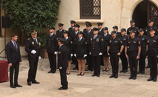 Imagen principal - El comisario de Gandia destaca el papel de la mujer en el cuerpo y la lucha contra delitos económicos y la ciberdelincuencia