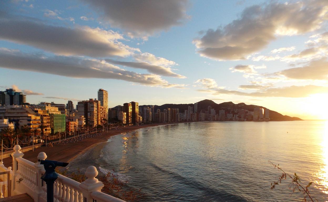 Benidorm: El turismo británico supera al nacional y se sitúa como el primer emisor de la capital turística de la Comunitat | Benidorm cierra septiembre superando el 85% de ocupación hotelera