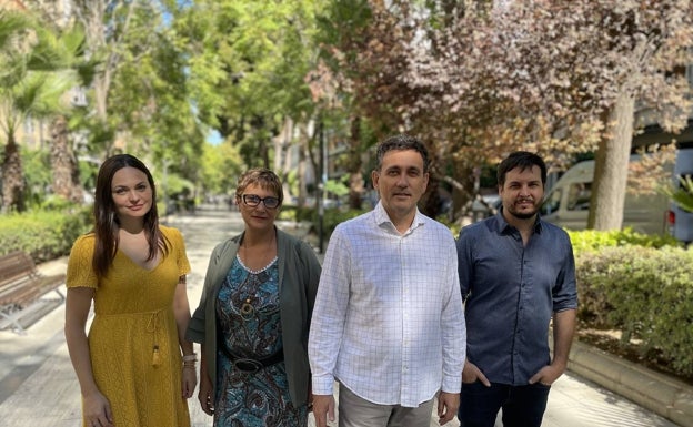 Imagen principal - Xavier Martí, con los concejales del grupo municipal. 