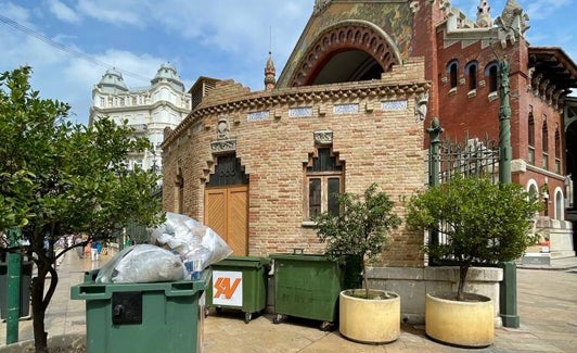 Contenedores de basura junto al mercado de Colón. 