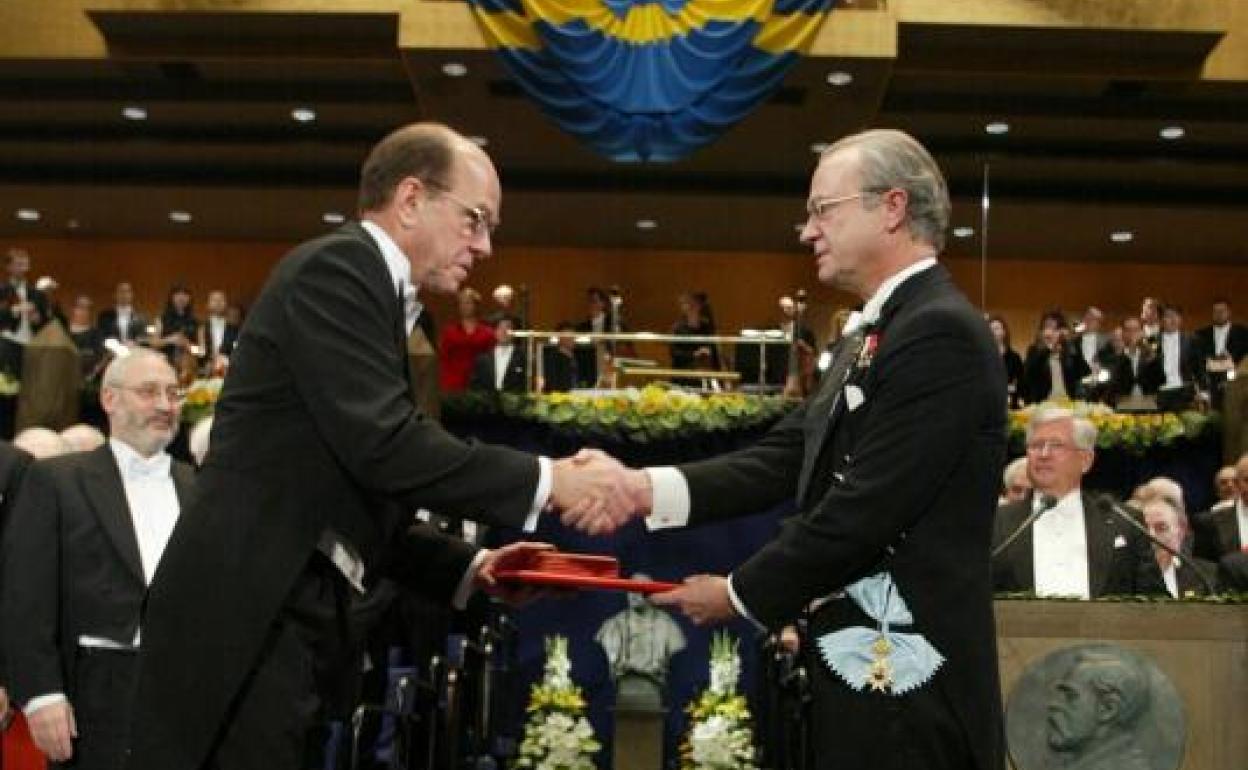 Sharpless, a la izquierda, cuando recibió el premio Nobel en 2001. 