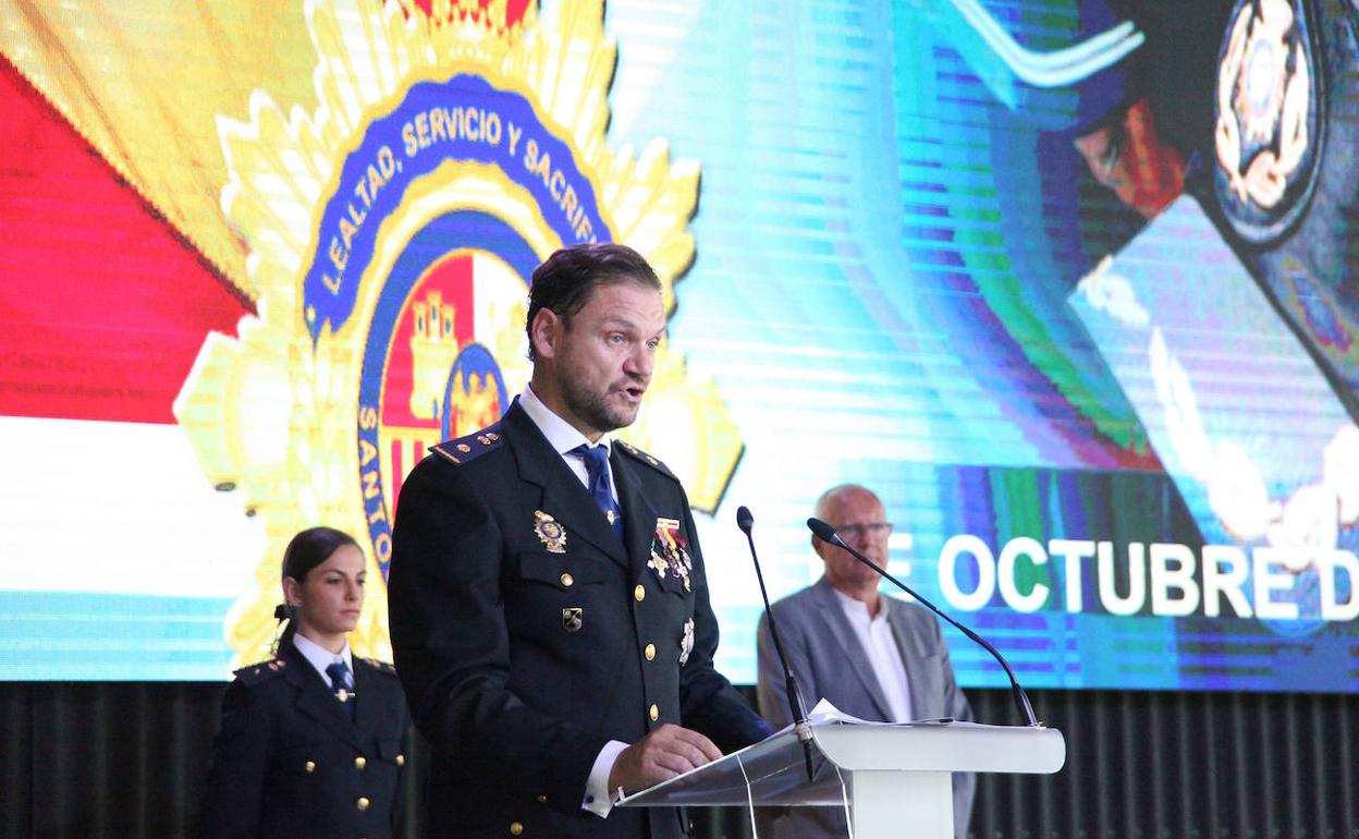 Carlos Nieto durante su discurso en el acto de los Ángeles Custodios. 