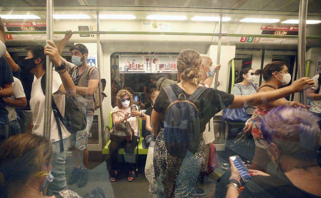 Un vagón de Metrovalencia repleto de usuarios. 