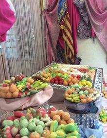 Imagen secundaria 2 - Arriba, la 'mocadorà' de David Esteve, que se ha llevado el segundo premio. Abajo, la de Forn Llatzer, que se ha alzado con el tercero. A la izquierda, ornamentación de la Pastelería Galán.