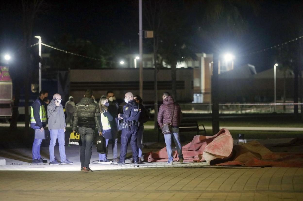 Policías inspeccionan el castillo hinchable siniestrado tras el accidente de Mislata. irene marsilla