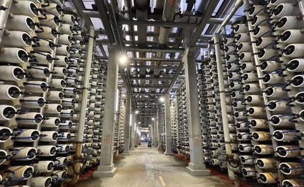 Sala con las membranas encargadas de desalinizar el agua del Mediterráneo.