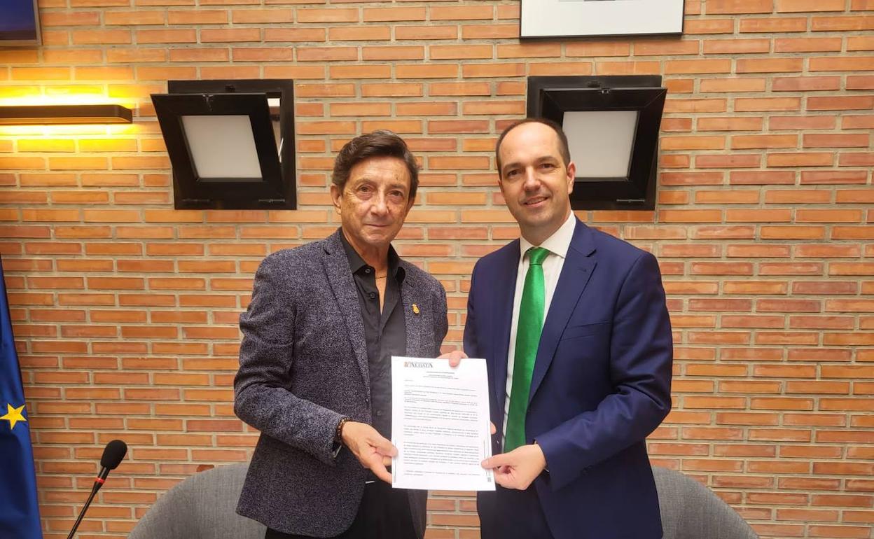 Juan Bau con el alcalde, Guillermo Luján en el acto homenaje.  